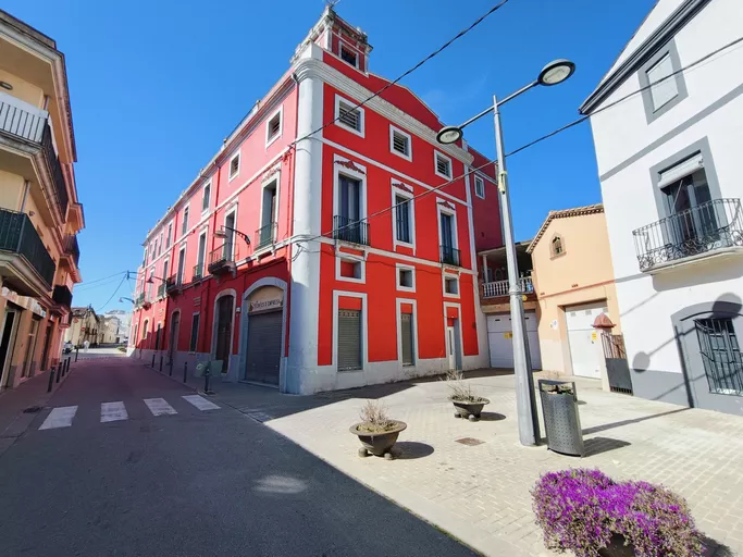 CASA en el centro del pueblo con amplio jardín soleado.