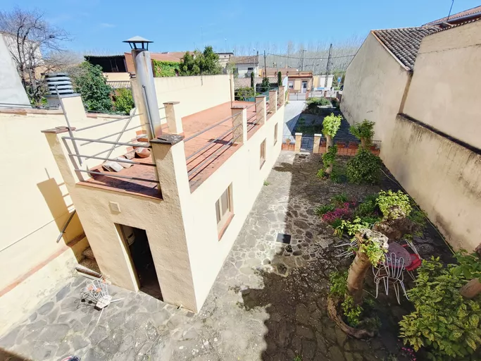 CASA en el centro del pueblo con amplio jardín soleado.