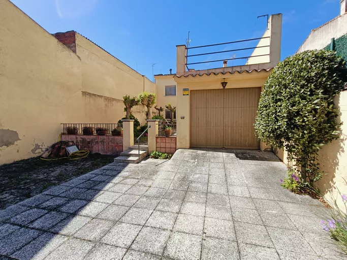 CASA en el centro del pueblo con amplio jardín soleado.