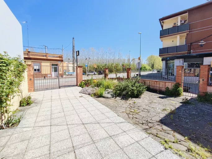 CASA en el centro del pueblo con amplio jardín soleado.