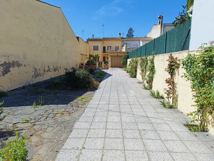 CASA en el centro del pueblo con amplio jardín soleado.