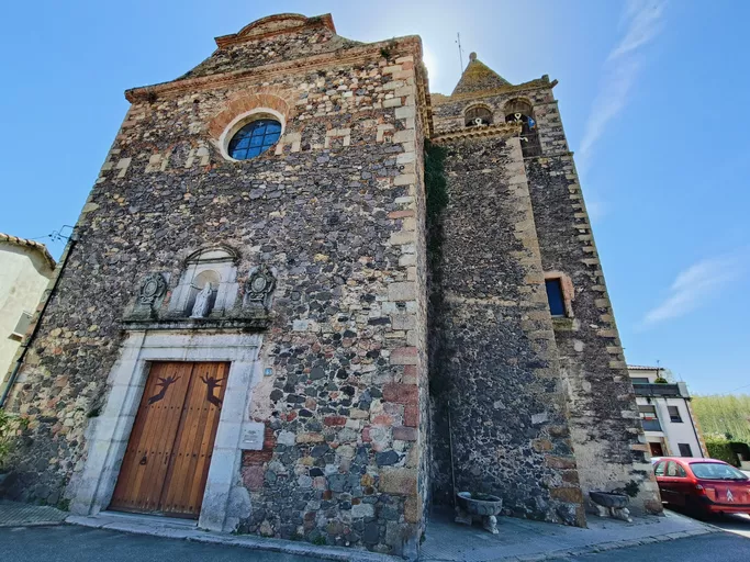 CASA al centre del poble amb ampli jardí assolellat.