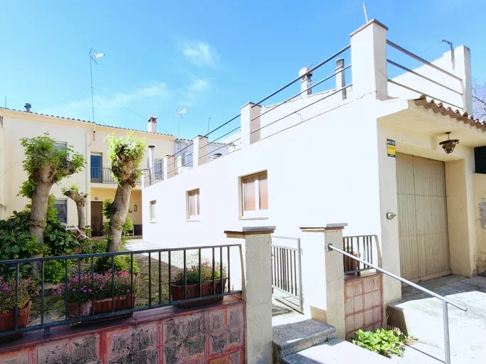 CASA en el centro del pueblo con amplio jardín soleado.