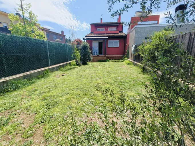 Casa en excelentes condiciones en zona tranquila y bien comunicada en Llagostera.