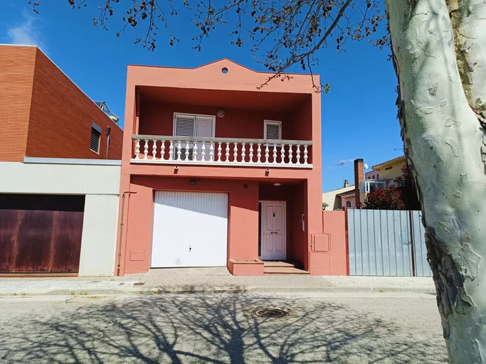 Casa en excelentes condiciones en zona tranquila y bien comunicada en Llagostera.