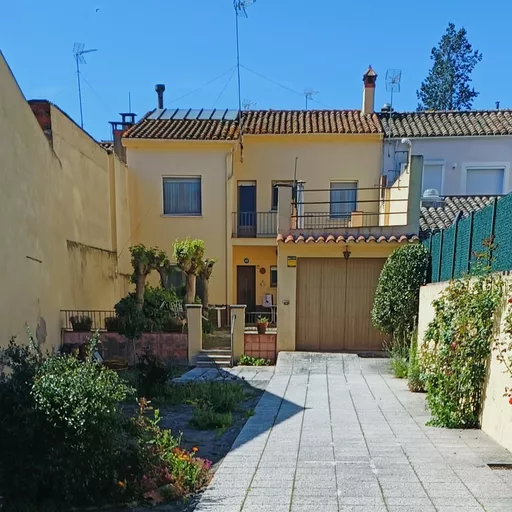 House in the center of the village with a large sunny garden.