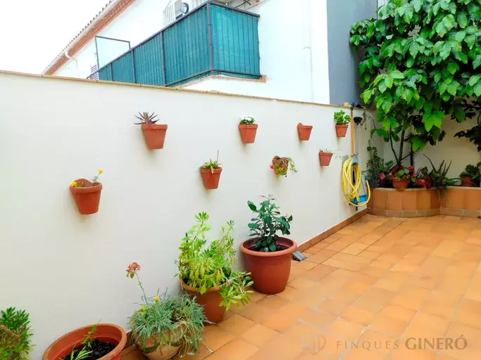 CASA ADOSADA EN VENTA EN EL CENTRO DE PALAFRUGELL