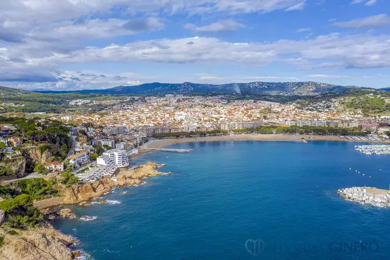 CASA en VENDA al CENTRE de Sant Feliu de Guíxols per reformar.