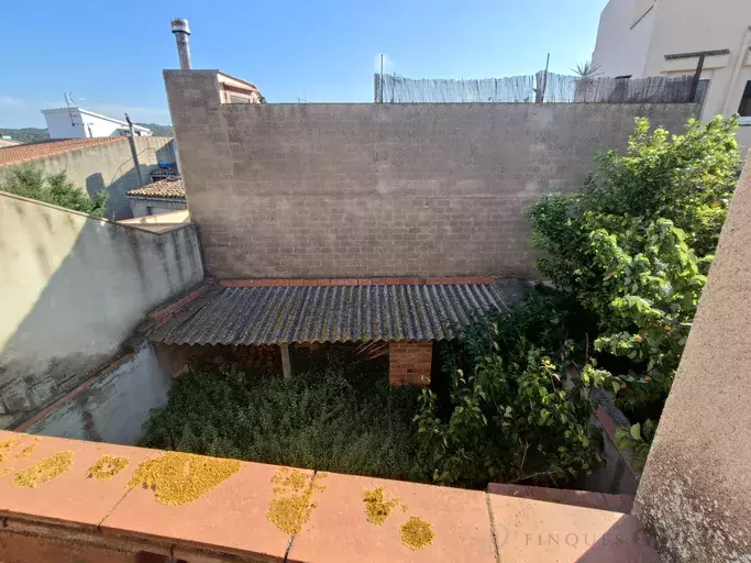 House for SALE in the CENTER of Sant Feliu de Guíxols for renovation.