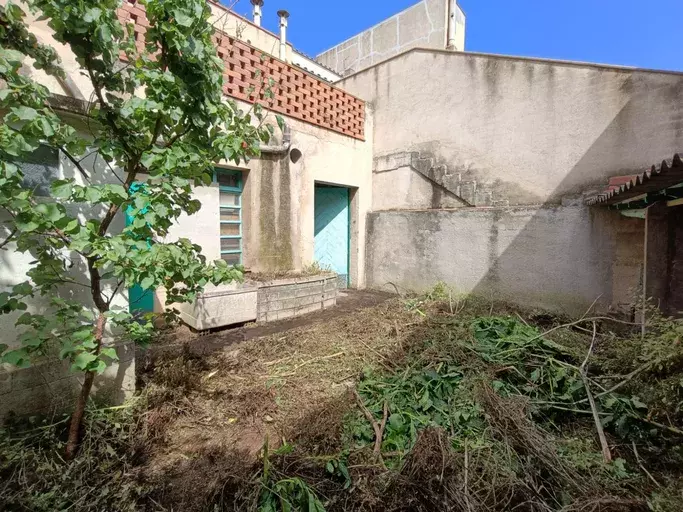 House for SALE in the CENTER of Sant Feliu de Guíxols for renovation.