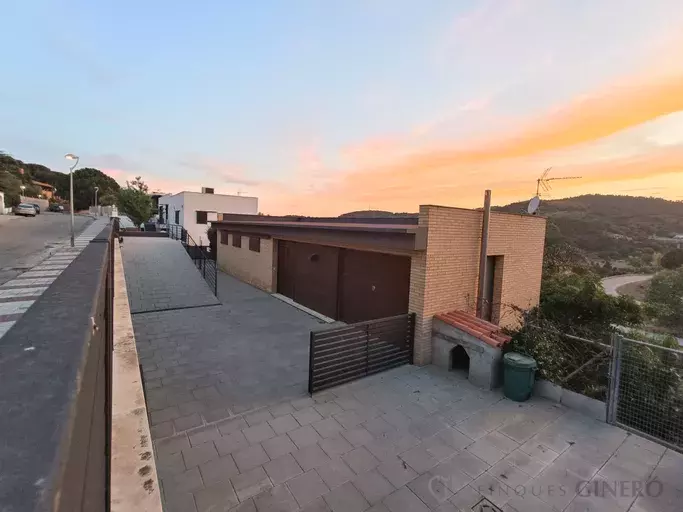 Maison individuelle avec piscine à vendre à Urb. Sant Quirze - Calella.