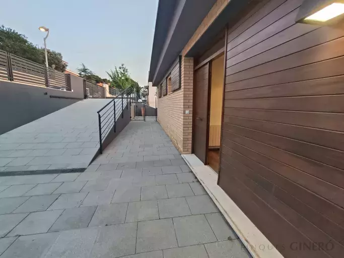 Casa unifamiliar con piscina en venta en la Urb. Sant Quirze - Calella.