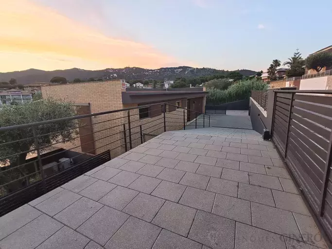 Casa unifamiliar amb piscina en venda a la Urb. Sant Quirze - Calella.