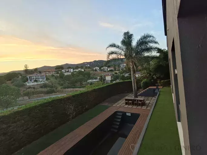 Maison individuelle avec piscine à vendre à Urb. Sant Quirze - Calella.