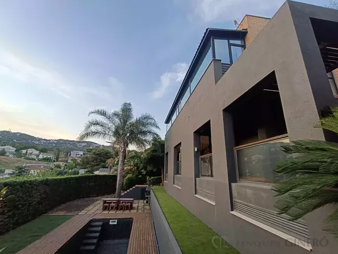 Maison individuelle avec piscine à vendre à Urb. Sant Quirze - Calella.