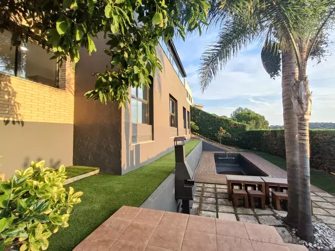 Maison individuelle avec piscine à vendre à Urb. Sant Quirze - Calella.