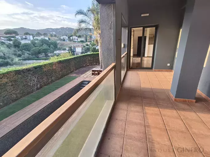 Casa unifamiliar con piscina en venta en la Urb. Sant Quirze - Calella.