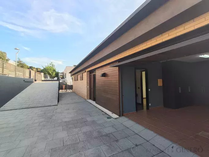 Maison individuelle avec piscine à vendre à Urb. Sant Quirze - Calella.