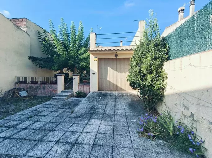 CASA en el centro del pueblo con amplio jardín soleado.