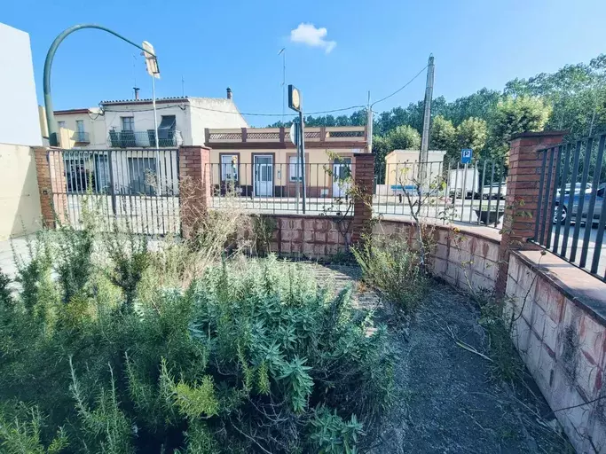 CASA en el centro del pueblo con amplio jardín soleado.