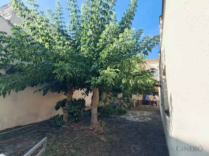 CASA en el centro del pueblo con amplio jardín soleado.