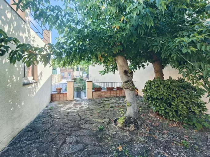 CASA en el centro del pueblo con amplio jardín soleado.