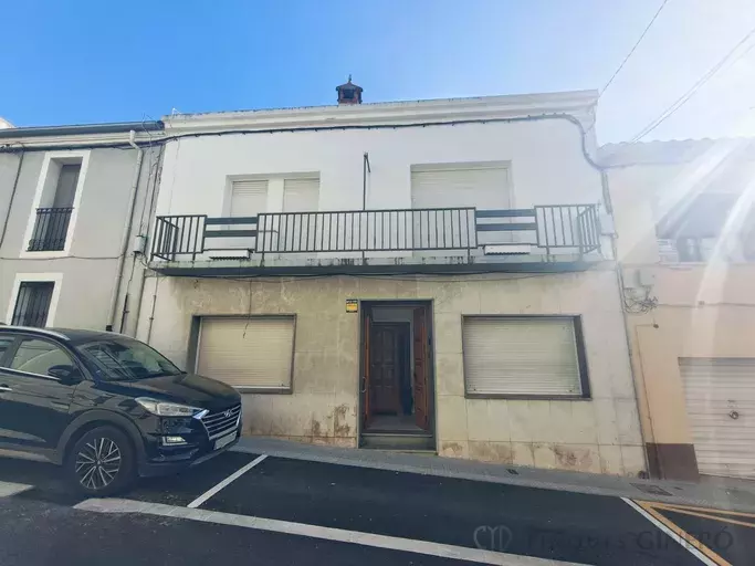 CASA en el centro del pueblo con amplio jardín soleado.