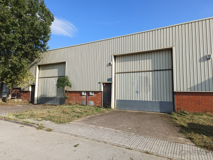 Entrepôt industriel de 200m2 À vendre.