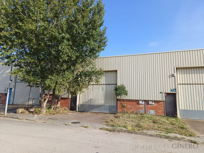 Entrepôt industriel de 200m2 À vendre.