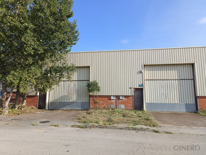 Entrepôt industriel de 200m2 À vendre.