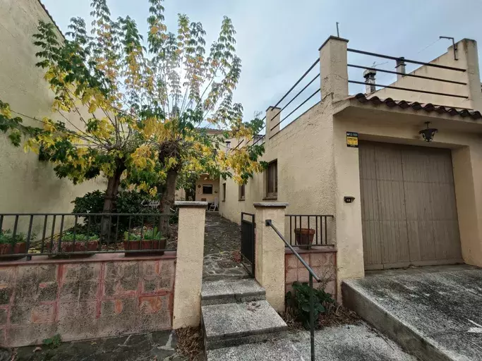 House in the center of the village with a large sunny garden.