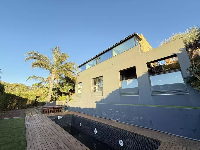 Maison individuelle avec piscine à vendre à Urb. Sant Quirze - Calella.