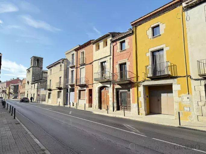 EN VENDA CASA antiga reformada al pintoresc barri de Pont Major, Girona.