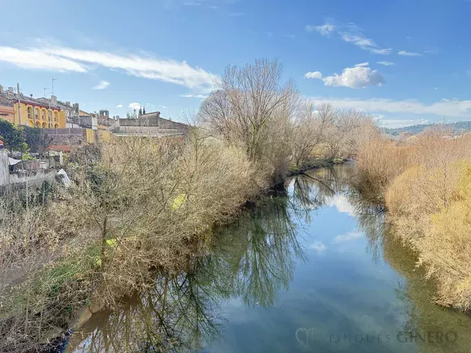 EN VENDA CASA antiga reformada al pintoresc barri de Pont Major, Girona.