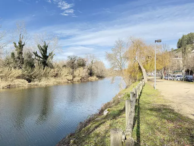 EN VENDA CASA antiga reformada al pintoresc barri de Pont Major, Girona.