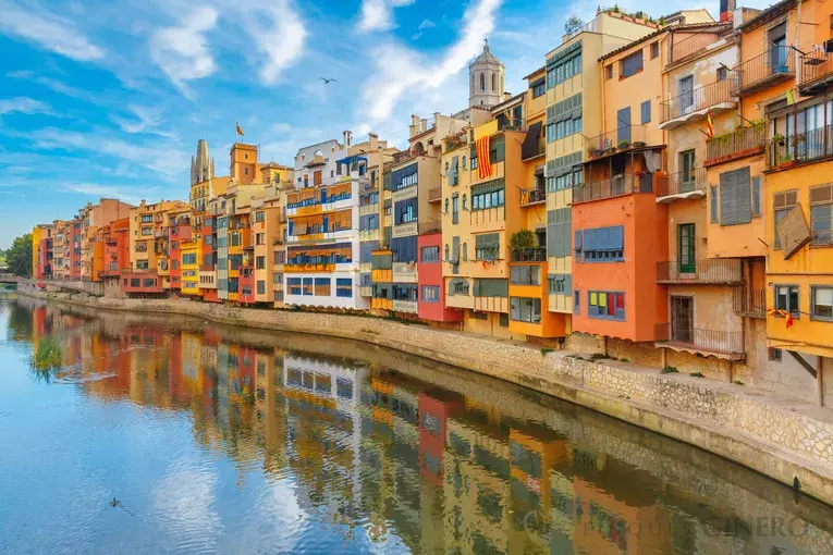 EN VENDA CASA antiga reformada al pintoresc barri de Pont Major, Girona.