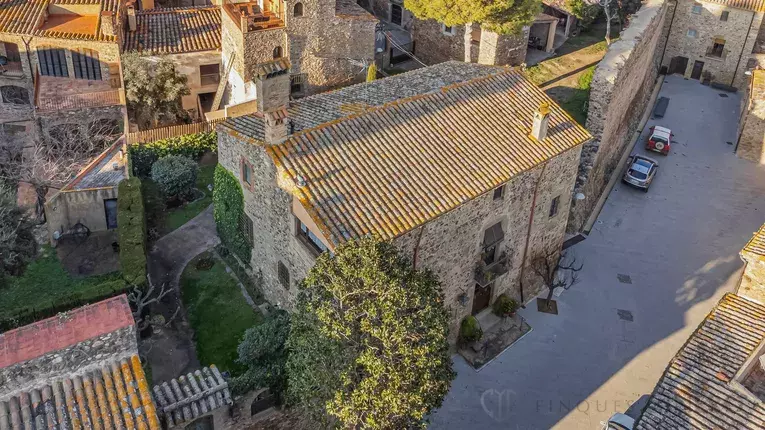 Patrimoni de l'Empordà: dues cases històriques que desafien el temps.