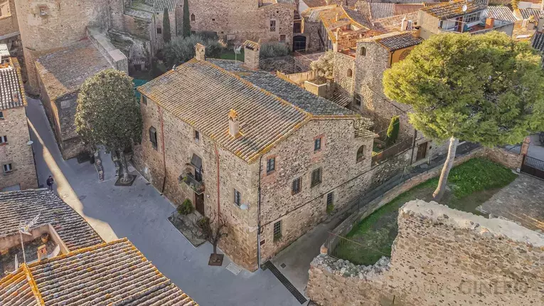 Patrimoni de l'Empordà: dues cases històriques que desafien el temps.