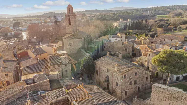 Patrimoni de l'Empordà: dues cases històriques que desafien el temps.